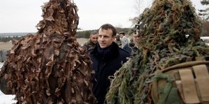 Macron prend le pouls d'une armee de terre sous tension