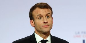 Macron promet aux maires une "nouvelle methode"