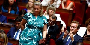 Mathilde panot a l'assemblee nationale a paris