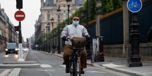 Paris: pas de port du masque obligatoire en velo, selon la prefecture