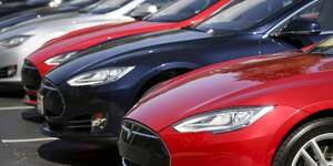 Photo de dossier : une rangee de berlines tesla model s a l'exterieur du siege social de l'entreprise a palo alto, en californie.