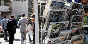 Presse : kiosque à journaux situé devant les locaux de l'AFP, à Paris