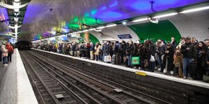RATP, grève, métro, rames, service minimum, foule, passagers, bondé, station, Montparnasse, ligne 12, pénurie de conducteurs,