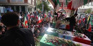 Samedi, le pouvoir iranien a organis les funrailles monstres de 60 personnalits tues par les missiles israliens pendant la  guerre des douze jours .
