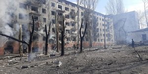 Ukraine: plus de 30 morts apres un tir de roquettes sur une gare dans l'est