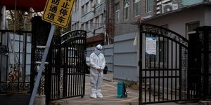 Un agent de prevention des epidemies monte la garde a l& 39 entree d& 39 un complexe residentiel a pekin, en chine