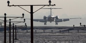 Un avion atterrit sur la piste de l'aeroport chopin a varsovie