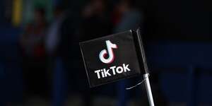 Un drapeau affichant le logo de tiktok est photographie a cardiff