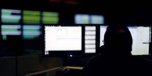 Un expert en cybersecurite surveille le trafic des telecommunications dans un centre d'operations du reseau de verizon a ashburn