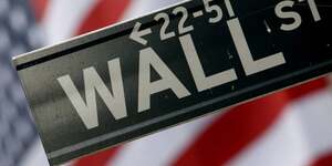 Un panneau est visible devant la bourse de new york a wall street