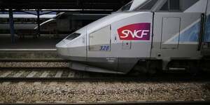 Un tgv (train a grande vitesse) fabrique par le constructeur ferroviaire francais alstom attend des passagers a la gare de nantes