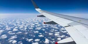 Une aile d'un airbus a-320 de british airways lors d'un vol entre geneve et londres heathrow
