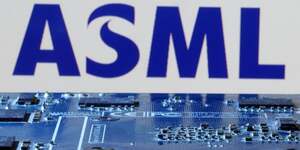 Une illustration montre le logo d'asml