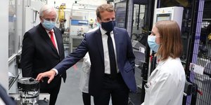 Visite d'Emmanuel Macron à l'usine Valeo d'Étaples (Pas-de-Calais) dans le cadre du plan de soutien à la filière automobile