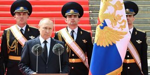 Vladimir poutine rend hommage aux forces armees