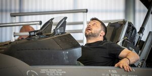 Volodimir zelensky dans un f-16 d'une base aerienne au danemark