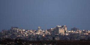 Vue generale des batiments endommages a gaza, depuis israel