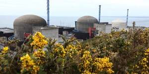 Vue generale des trois reacteurs de la centrale nucleaire de flamanville, a flamanville, en france