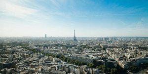 Vue panoramique de Paris avec la Tour Eiffel et la Tour Montparnasse en arrire plan (immobilier, immobilier anciens, appartement, location)